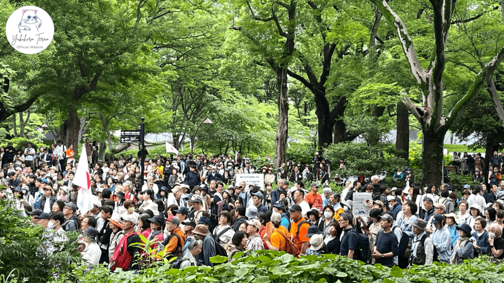2024年5月31日に行われた「WHOから命をまもる国民運動」の大決起集会とパレードデモに出るため平日にも関わらず日比谷公園に集まる人々の写真03。