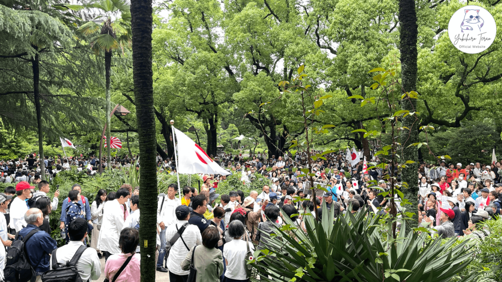 2024年5月31日に行われた「WHOから命をまもる国民運動」の大決起集会とパレードデモに出るため平日にも関わらず日比谷公園に集まる人々の写真04。