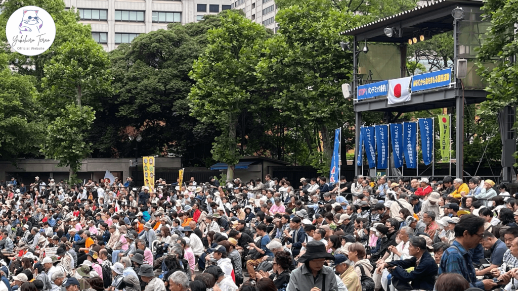 2024年5月31日に行われた「WHOから命をまもる国民運動」の大決起集会とパレードデモに出るため平日にも関わらず日比谷公園に集まる人々の写真06。